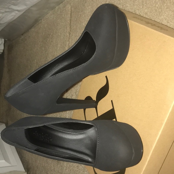 Black Pumps - Picture 3 of 4